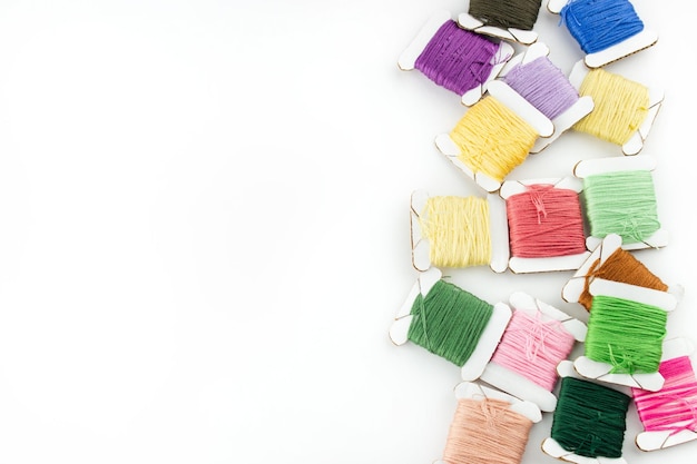 kolorowe nici ułożone w kłębek